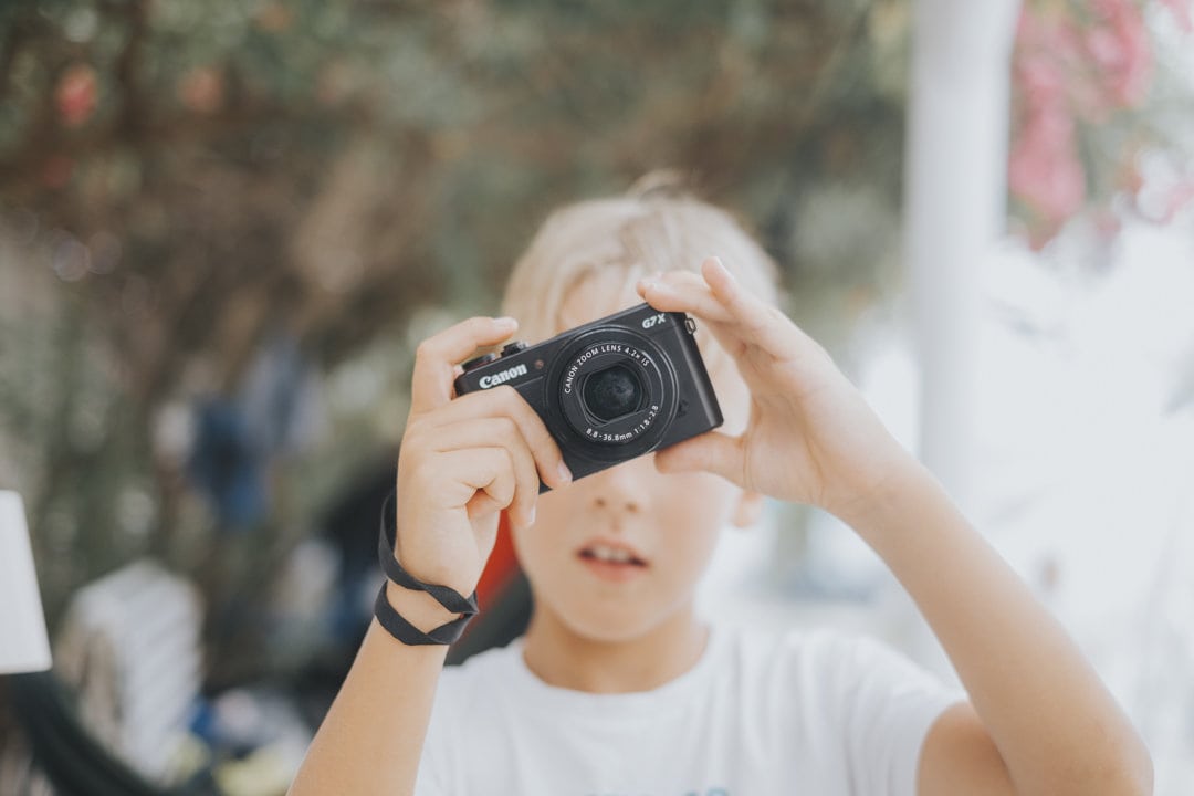El joven Elián con una cámara de fotos